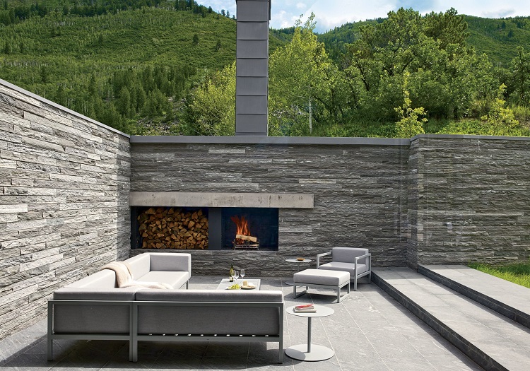 espace de vie extérieur minimaliste avec cheminée