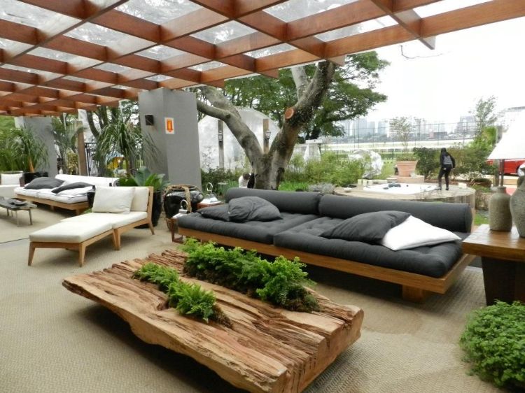 espace de vie extérieur table en bois brut verdure