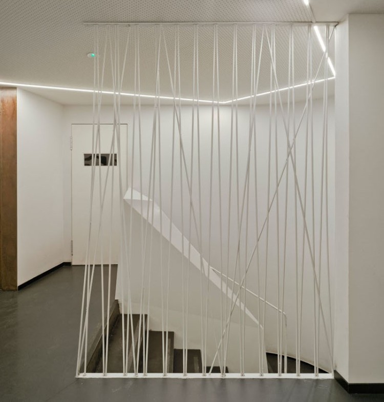 faux plafond design bois verre récup escalier blanc droit ambiance minimaliste touches industrielles