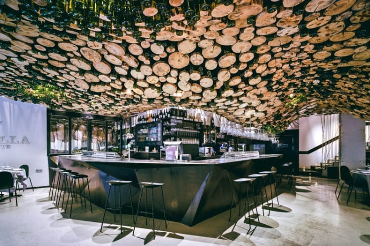 faux plafond design exceptionnel intérieur moderne restaurant contemporain grillades Espagne projet signé Pulpas Studio