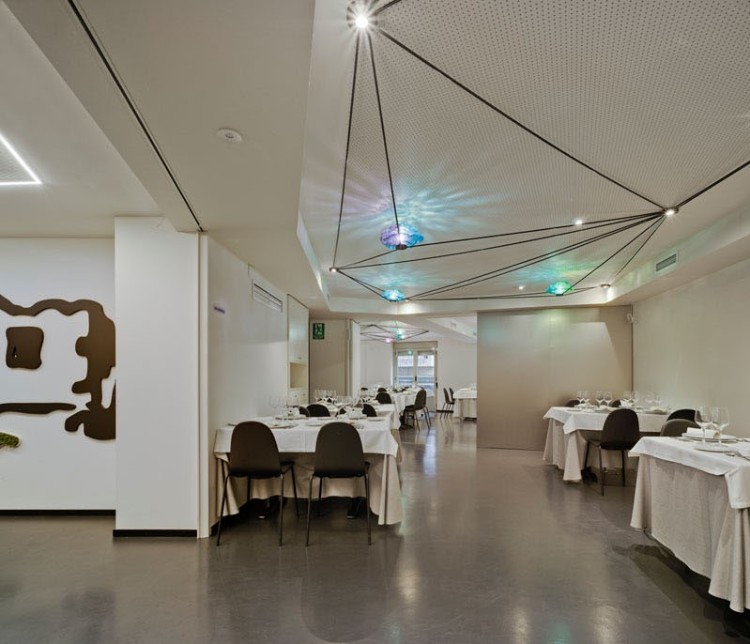 faux plafond design restaurant moderne signée Pulpas Studio Espagne