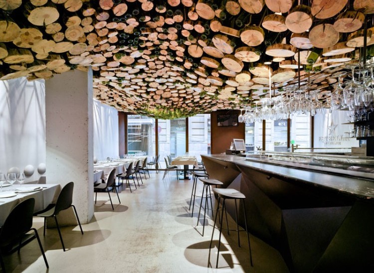 faux plafond design sur mesure billes bois brut bouteille verre vert tendance matériaux récup