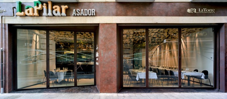 faux plafond design suspendu concept innovant restaurant grillades Espagne signé Pulpas Studio