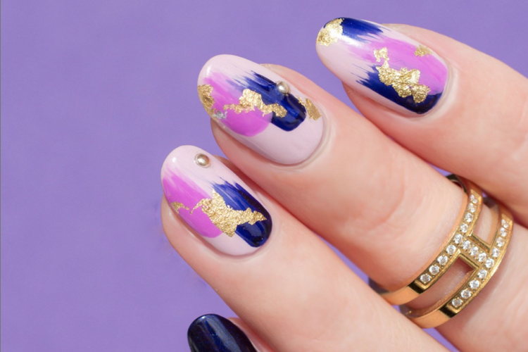 Déco ongle avec feuilles d'or : idées pour créer une manucure glamour