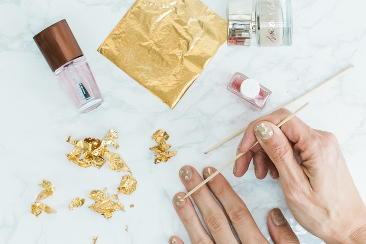 Déco ongle avec feuilles d'or : idées pour créer une manucure glamour