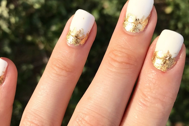 Déco ongle avec feuilles d'or : idées pour créer une manucure glamour