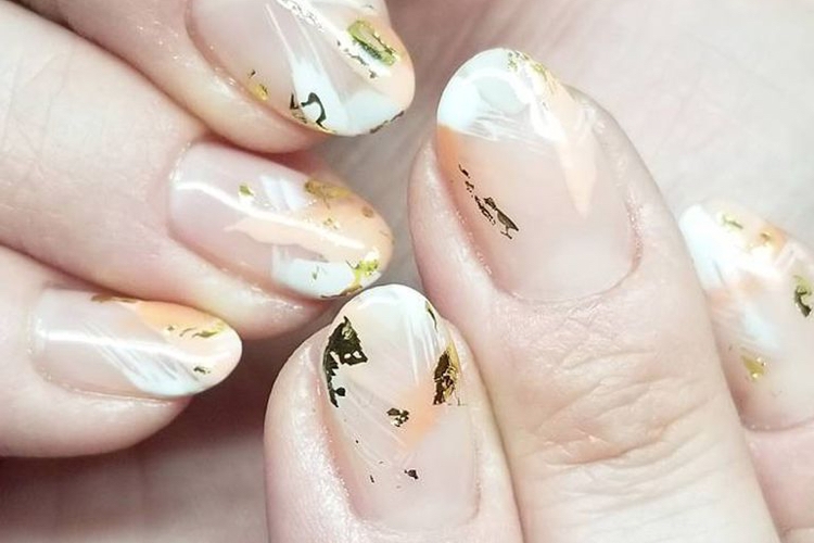 Déco ongle avec feuilles d'or : idées pour créer une manucure glamour