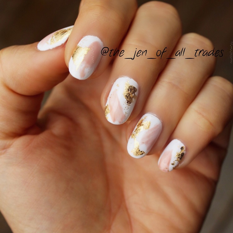 feuilles d'or déco ongle rose et blanc