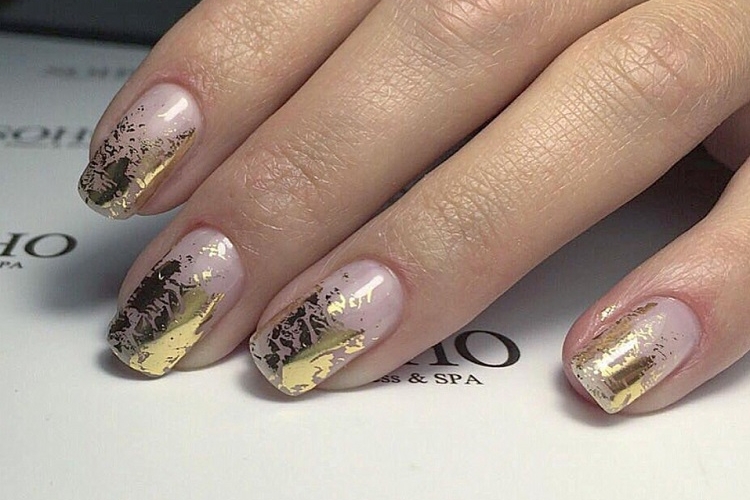 Déco ongle avec feuilles d'or : idées pour créer une manucure glamour