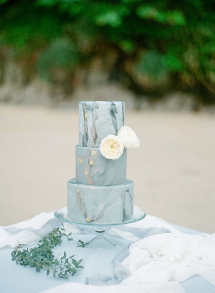 gâteau mariage original feuille d'or et fleurs