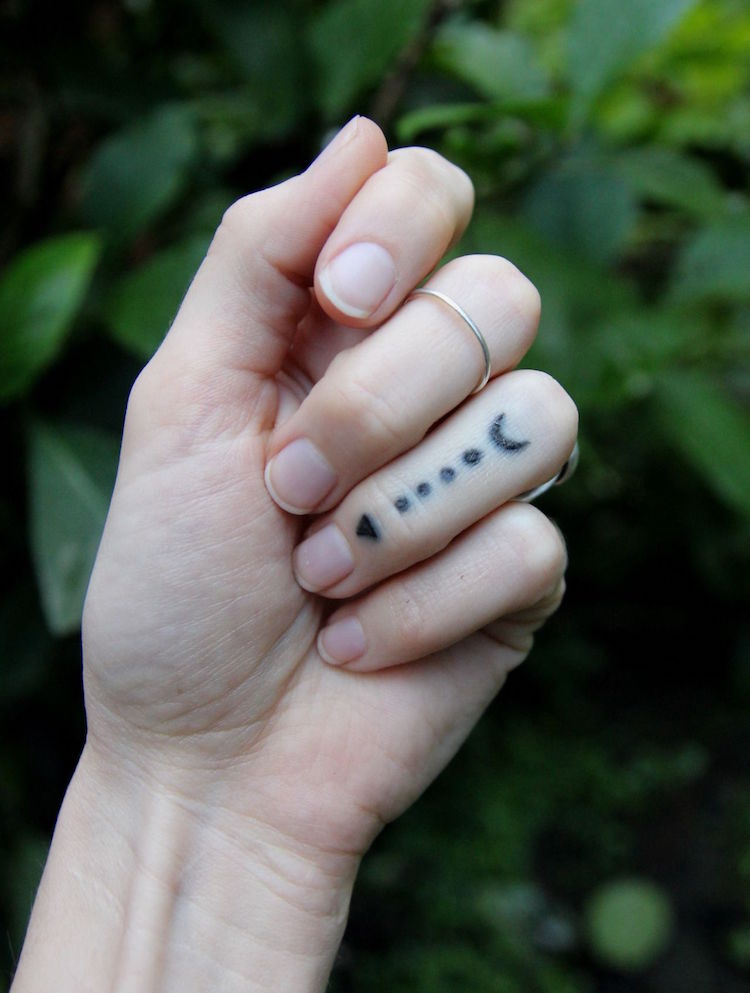 idee tatouage doigt annulaire demi lune points triangle