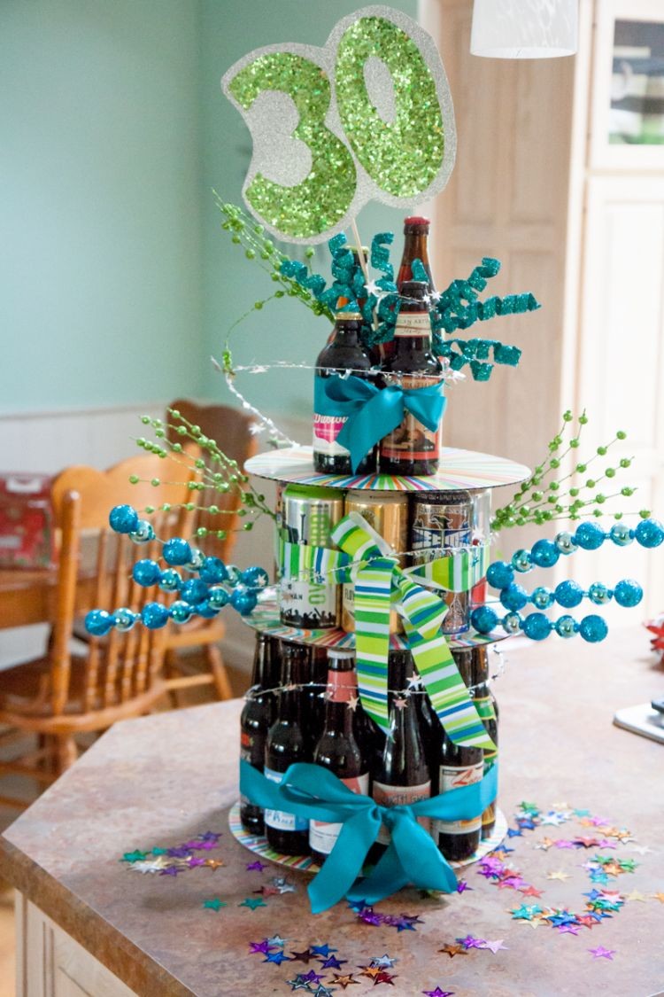 idée de cadeau original DIY amateur de bière cake fait maison personnalisé base bouteilles canettes