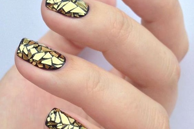 Déco ongle avec feuilles d'or : idées pour créer une manucure glamour