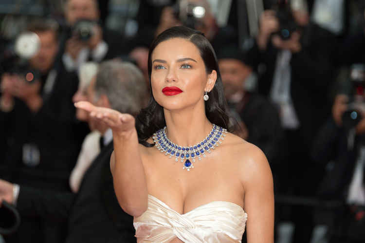 implants mammaires questions importantes Adriana Lima