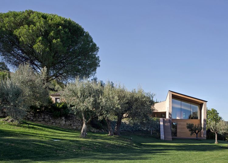 maison italienne avec fenêtre panoramique