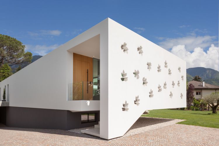 maison moderne façade blanche à motifs modernes