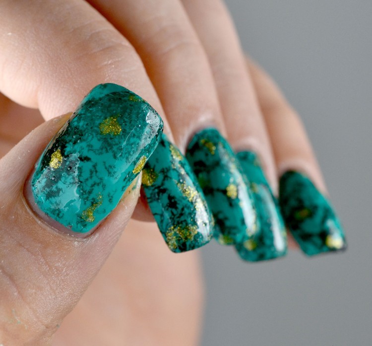manucure tendance nail art déco ongles effet turquoise pierre naturelle