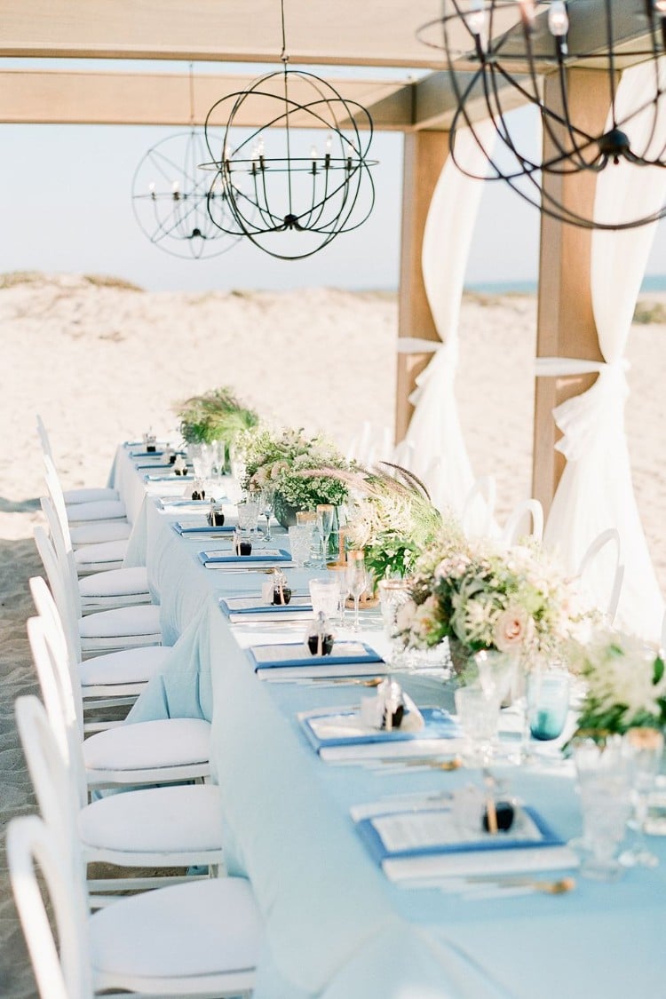 mariage bord de mer style bohème chic esprit Santorini coin repas récup