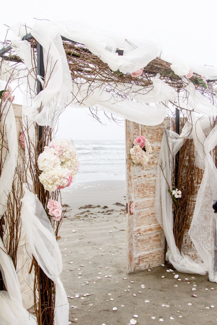 mariage bord de mer île Santorini esprit bohème chic style rustique idée déco cérémonie laïque plage