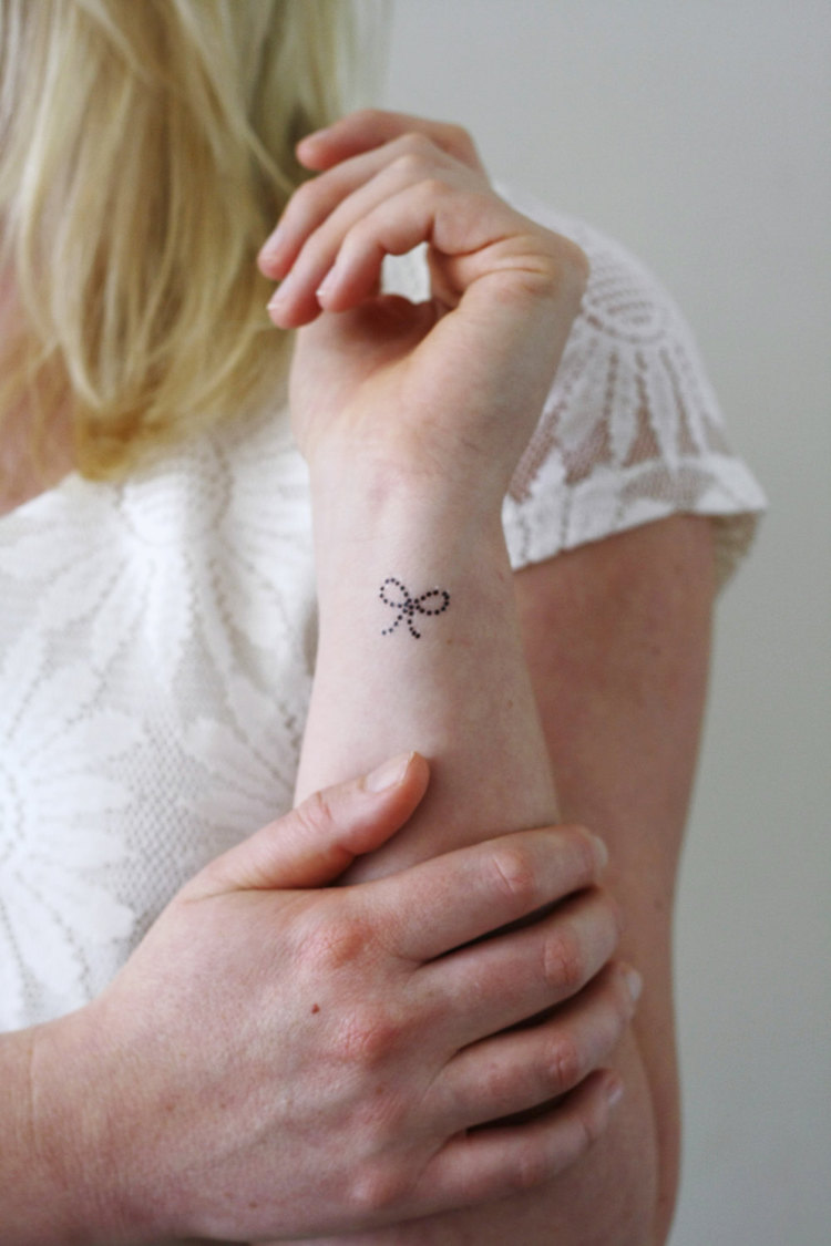 micro tatouage noeud pointillisme poignet femme