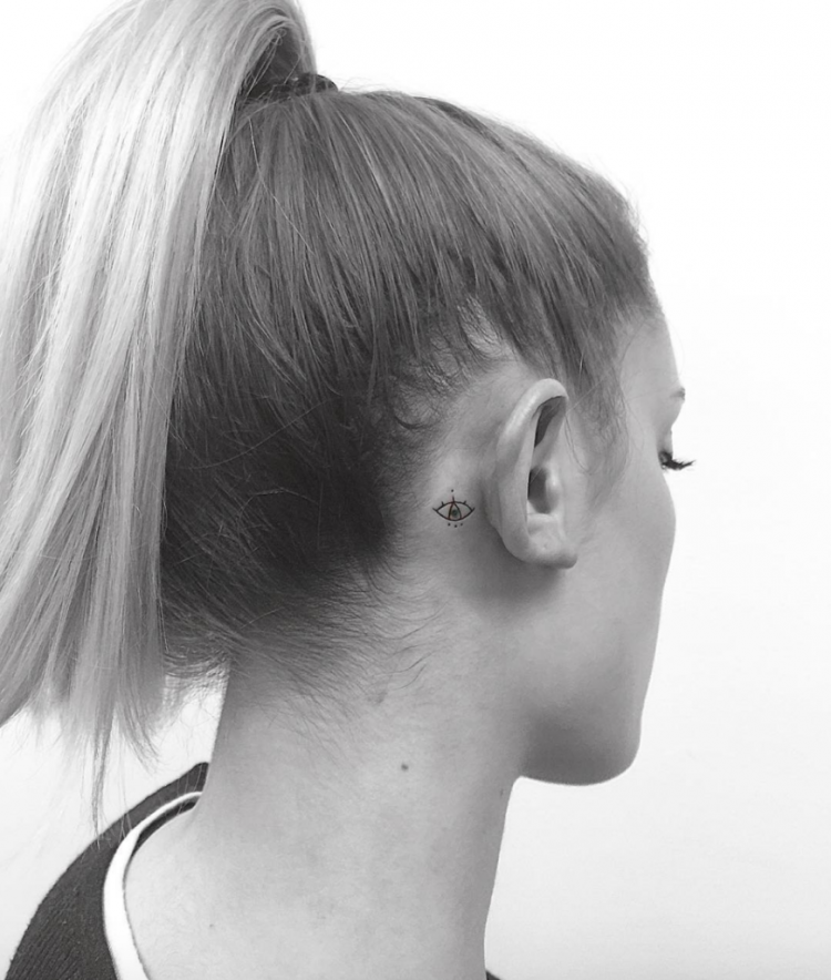 mini-tatouage cache derriere oreille oeil providence