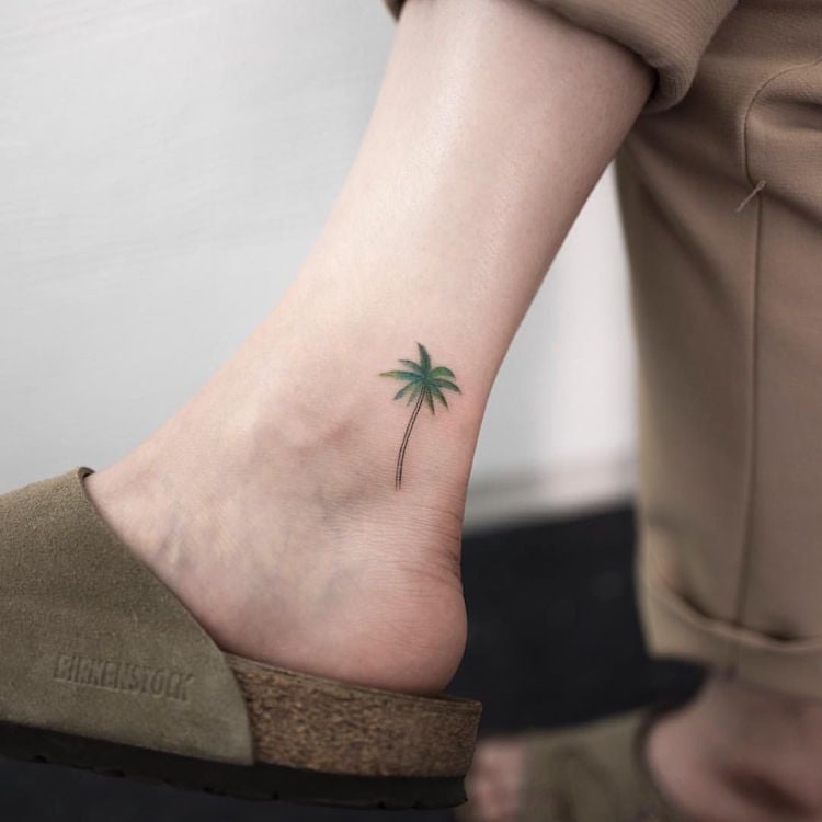 mini tatouage cheville palmier