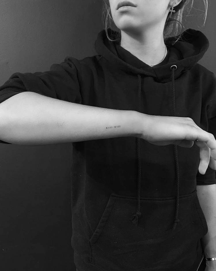 mini-tatouage chiffres romains poignet femme