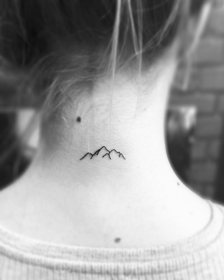 mini-tatouage cou montagne