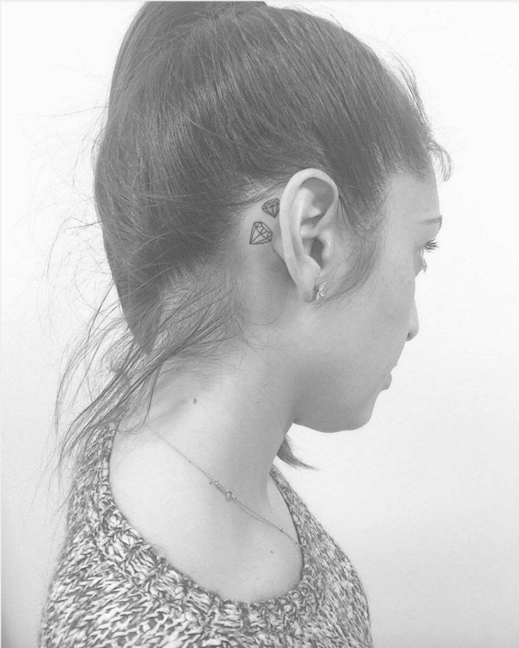  mini-tatouage diamant derriere oreille