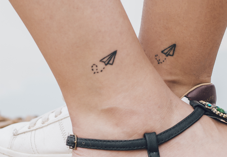 mini-tatouage discret cheville avion papier tatouage couple