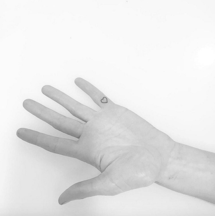 mini-tatouage discret coeur petit doigt