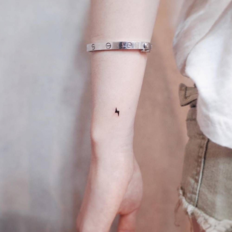 mini-tatouage discret eclair poignet