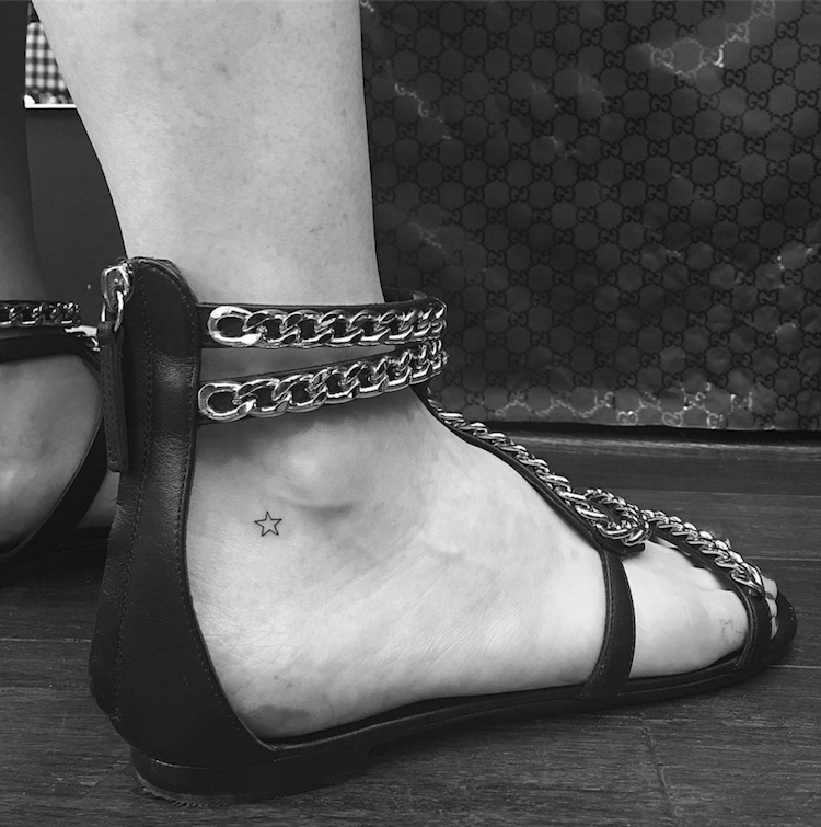 mini-tatouage discret etoile pied cheville