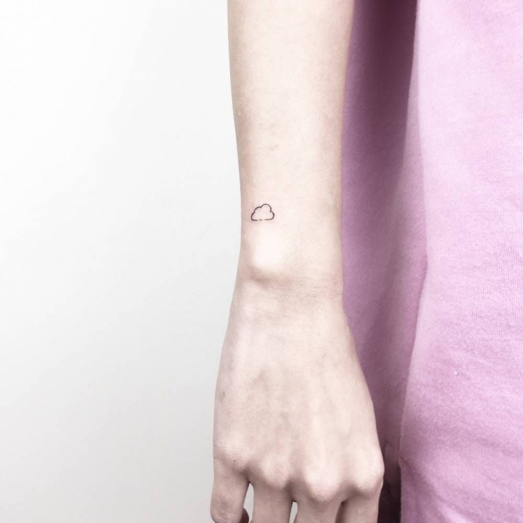 mini-tatouage discret nuage minimaliste poignet