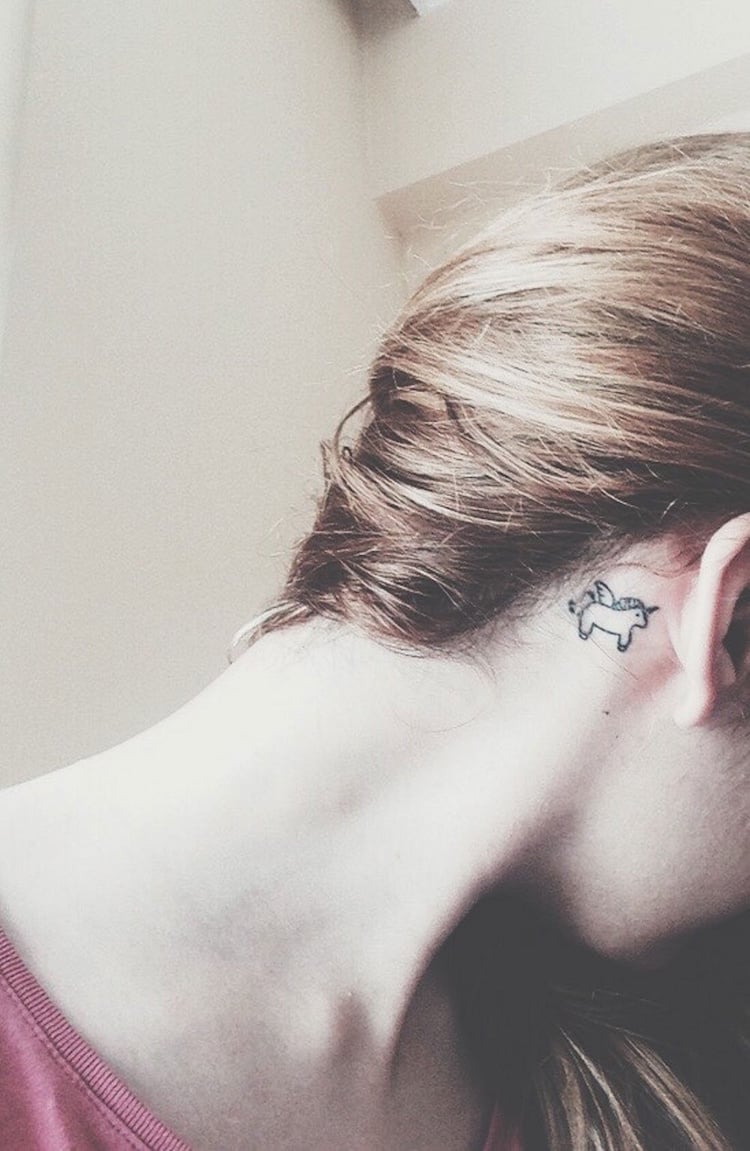 mini tatouage licorne derriere oreille