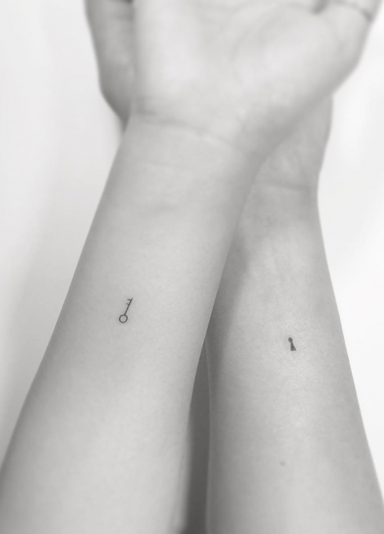 mini-tatouage minimaliste cle serrure poignet