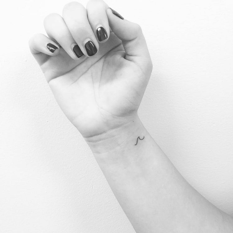mini-tatouage minimaliste onde poignet