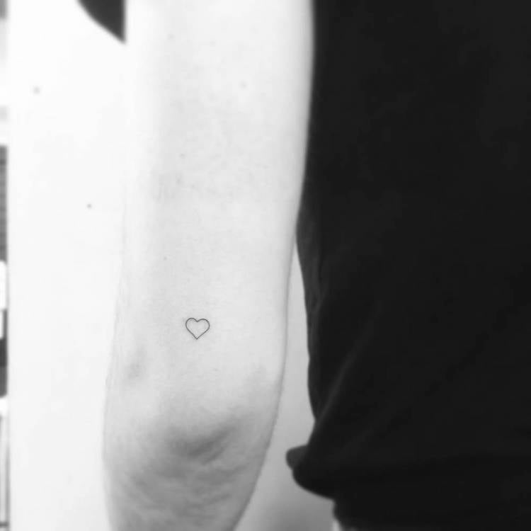 petit tatouage discret dessus coude coeur vide