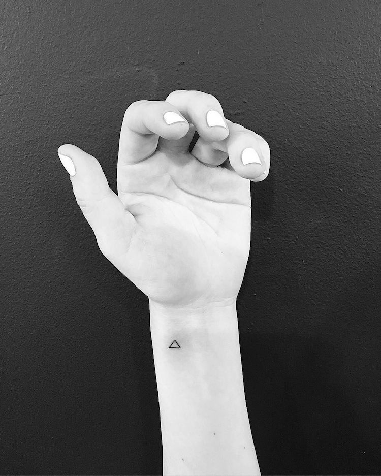 petit tatouage discret poignet triangle vide