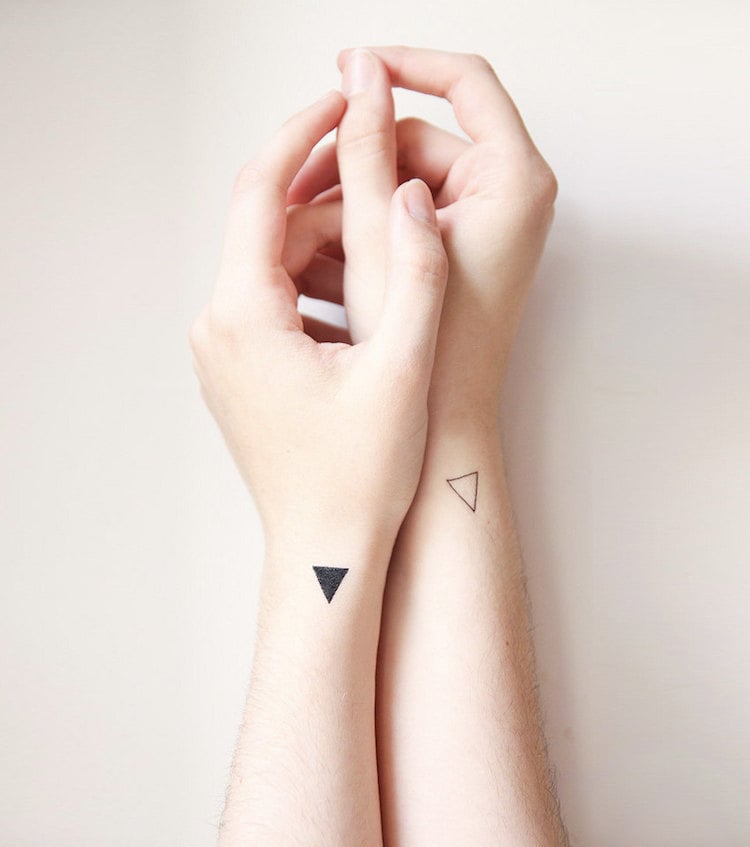 petit tatouage discret triangle rempli triangle vide poignet