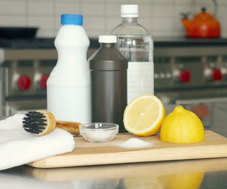 produits nettoyants planche decouper citron sel bicarbonate de soude vinaigre blanc brosse