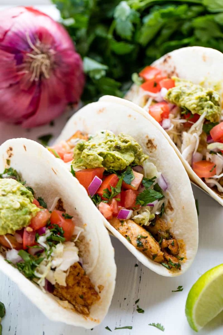 recette avec poisson tacos faciles faits maison légumes frais guacamole