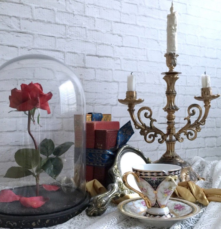 rose sous cloche la Belle et la Bête fleur artificielle idée déco table rouge noir style gothique