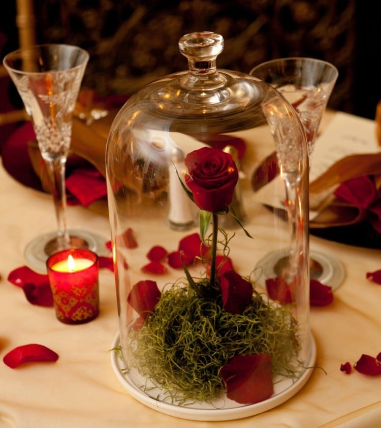 rose sous cloche la Belle et la Bête idée DIY déco centre table mariage classique noir rouge