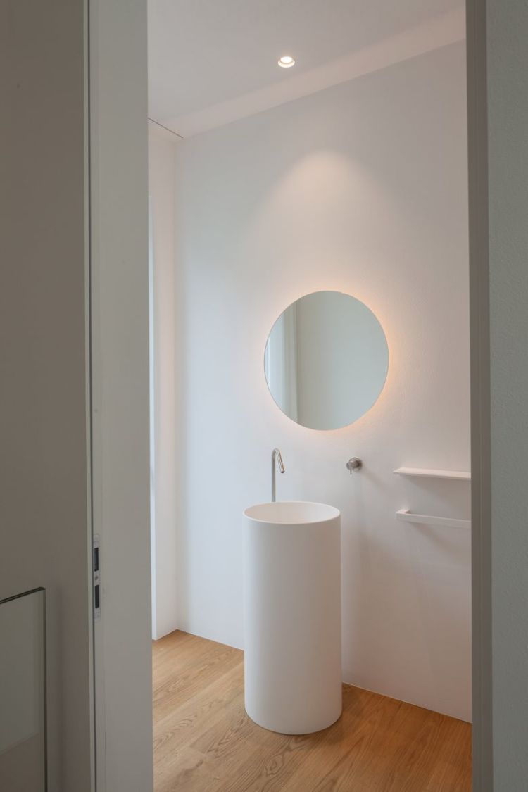 salle de bain minimaliste miroir rond rétroéclairé