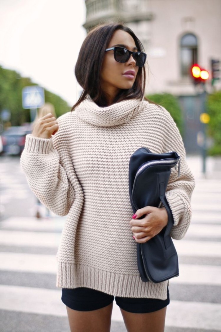short court femme cuir noir avec pull beige sac main lunettes haut gamme style décontracté chic hiver