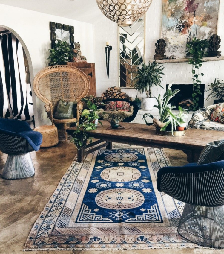 tapis ethnique table bois use fauteuil dossier vintage