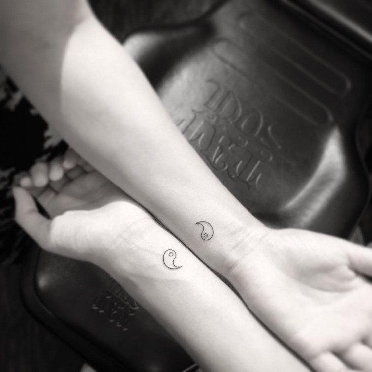 tatouage couple ying yang poignet