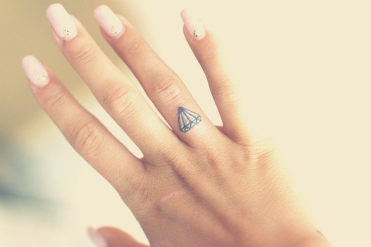 tatouage diamant annulaire