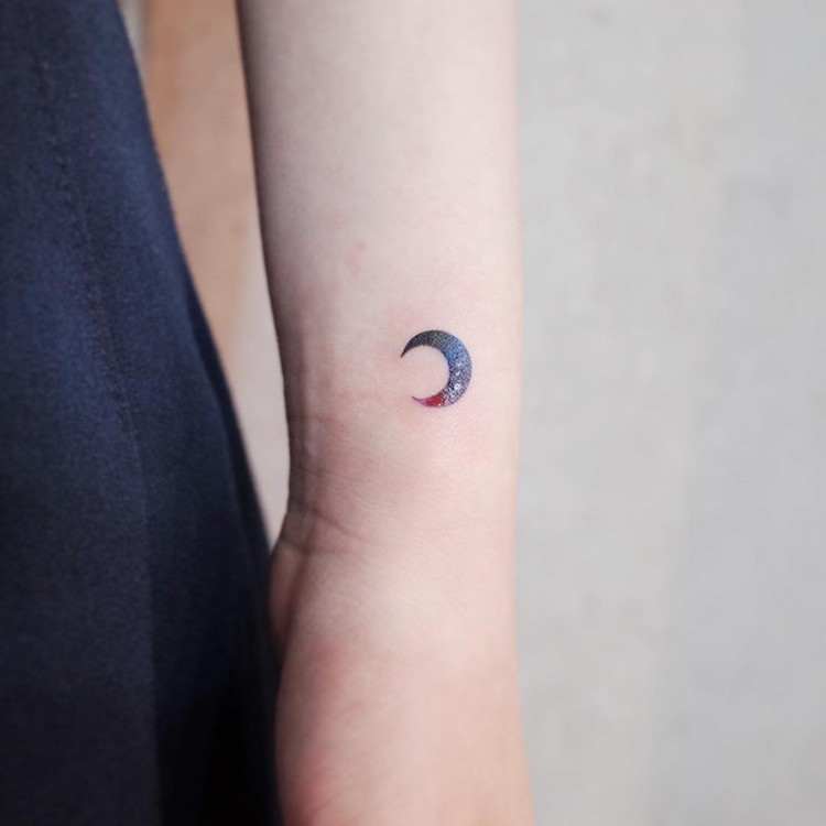 tatouage discret demi lune poignet